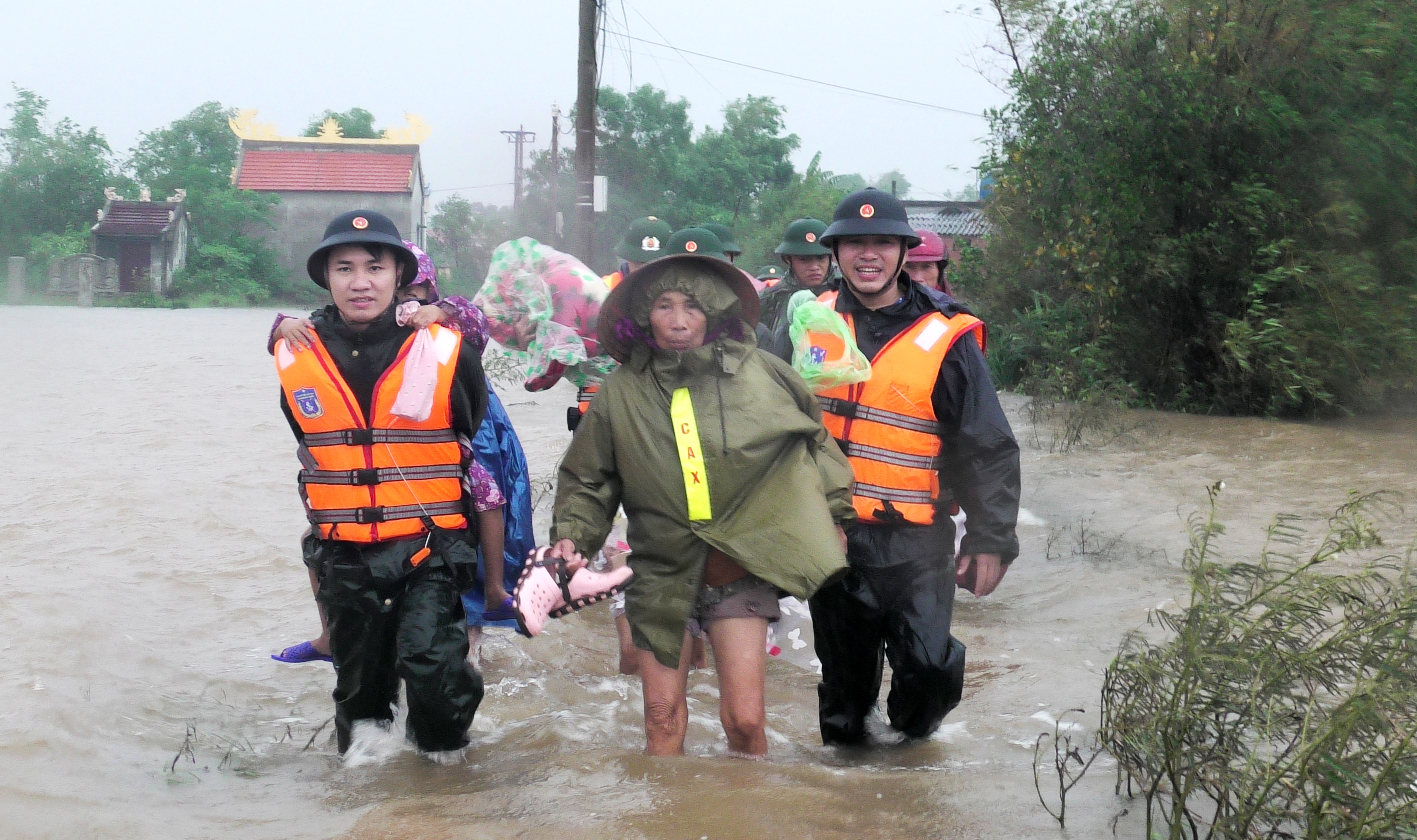 Bám trụ cùng dân, khẩn trương khắc phục hậu quả 